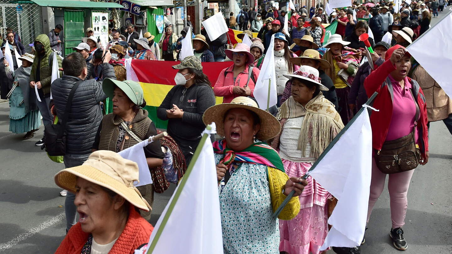 Los conflictos en Bolivia asfixian a pequeños comerciantes, transportistas y productores