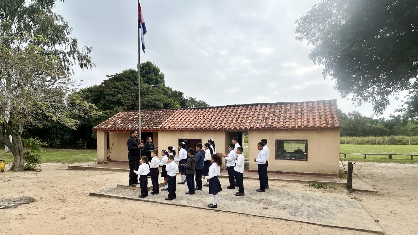 La escuela que resiste en Banco'i: educación en la isla sin servicios básicos