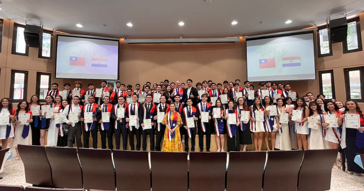 Estudiantes paraguayos se gradúan exitosamente en Taipei