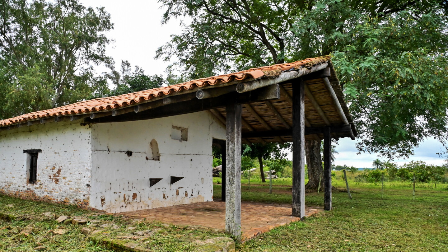 Casa de Yegros resiste pese al abandono y a daños de cazatesoros