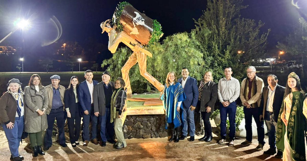 Bella Vista inauguró un monumento en homenaje al tarefero