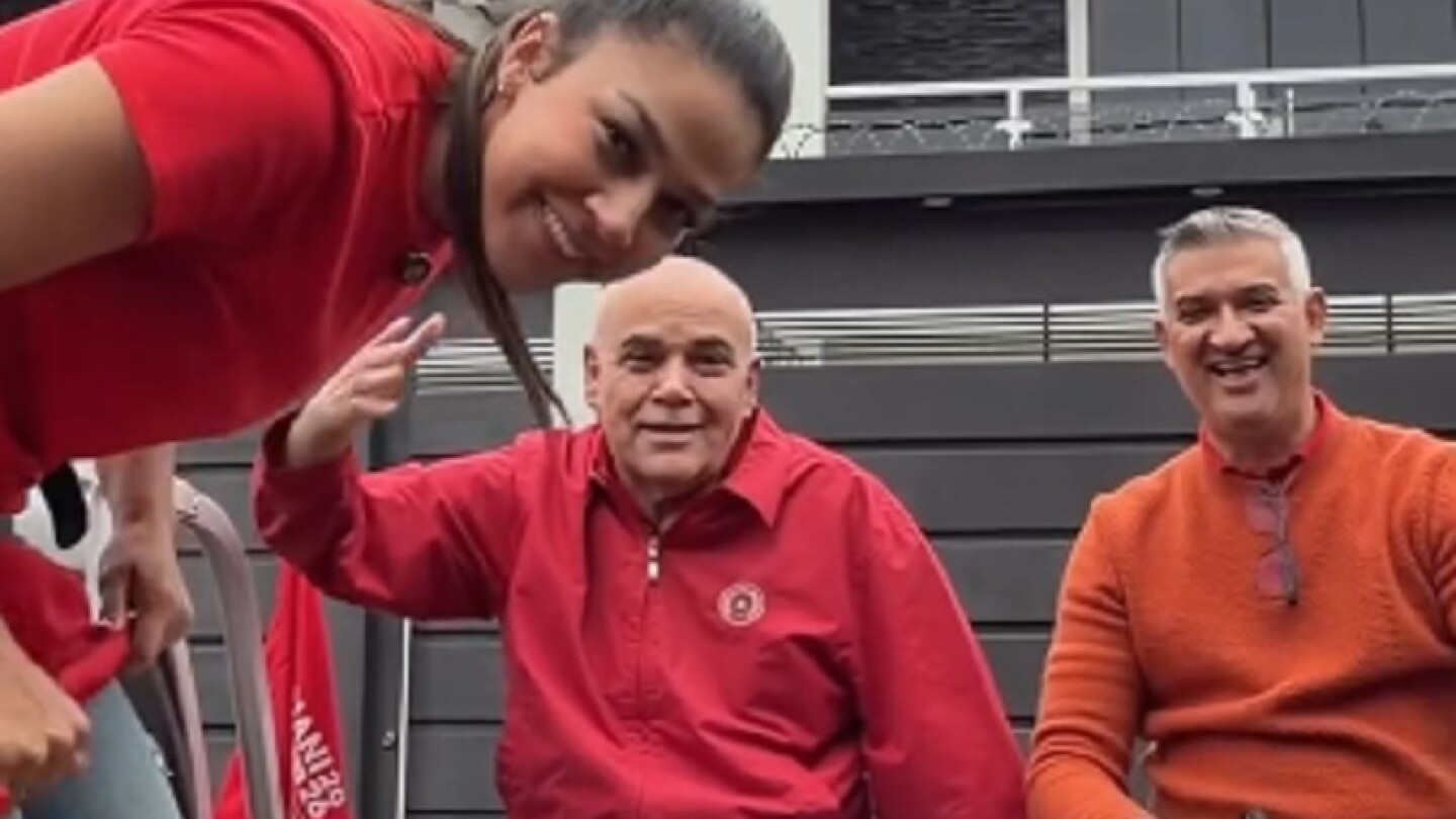 Director de Tránsito viaja en una carrocería durante caravana colorada: ¿Está en falta?