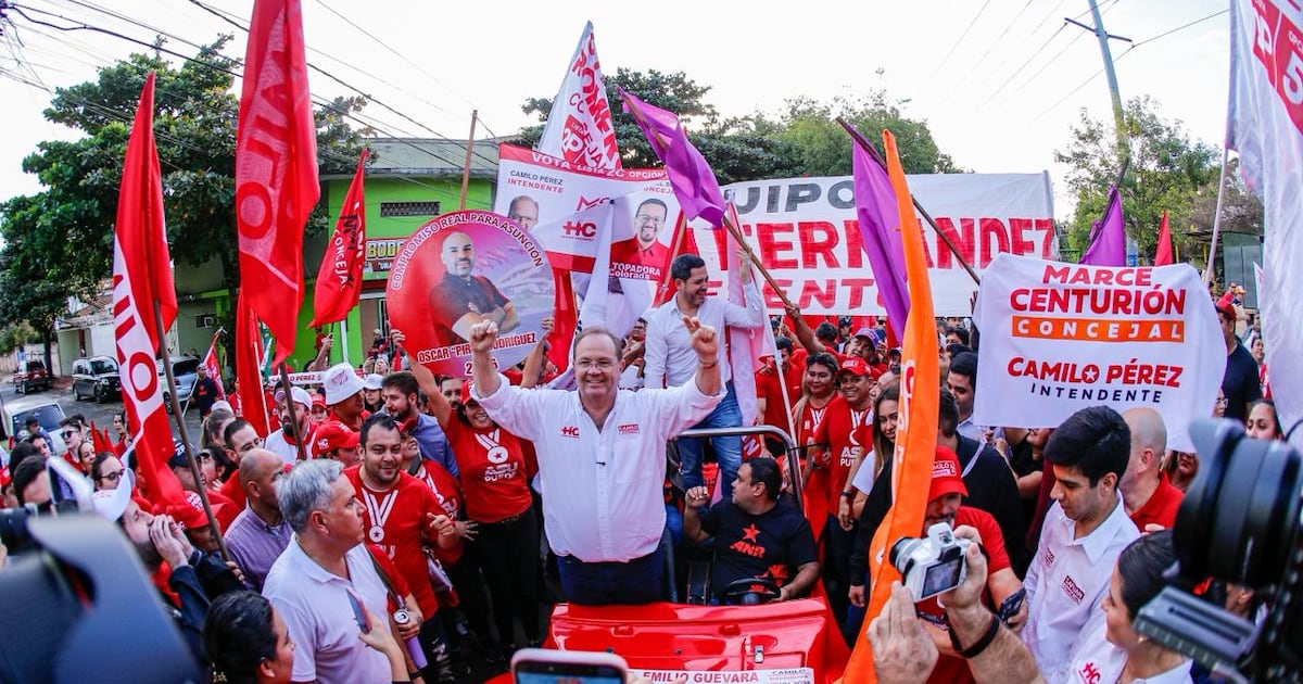 Camilo Pérez cierra campaña con caminata en Barrio Obrero