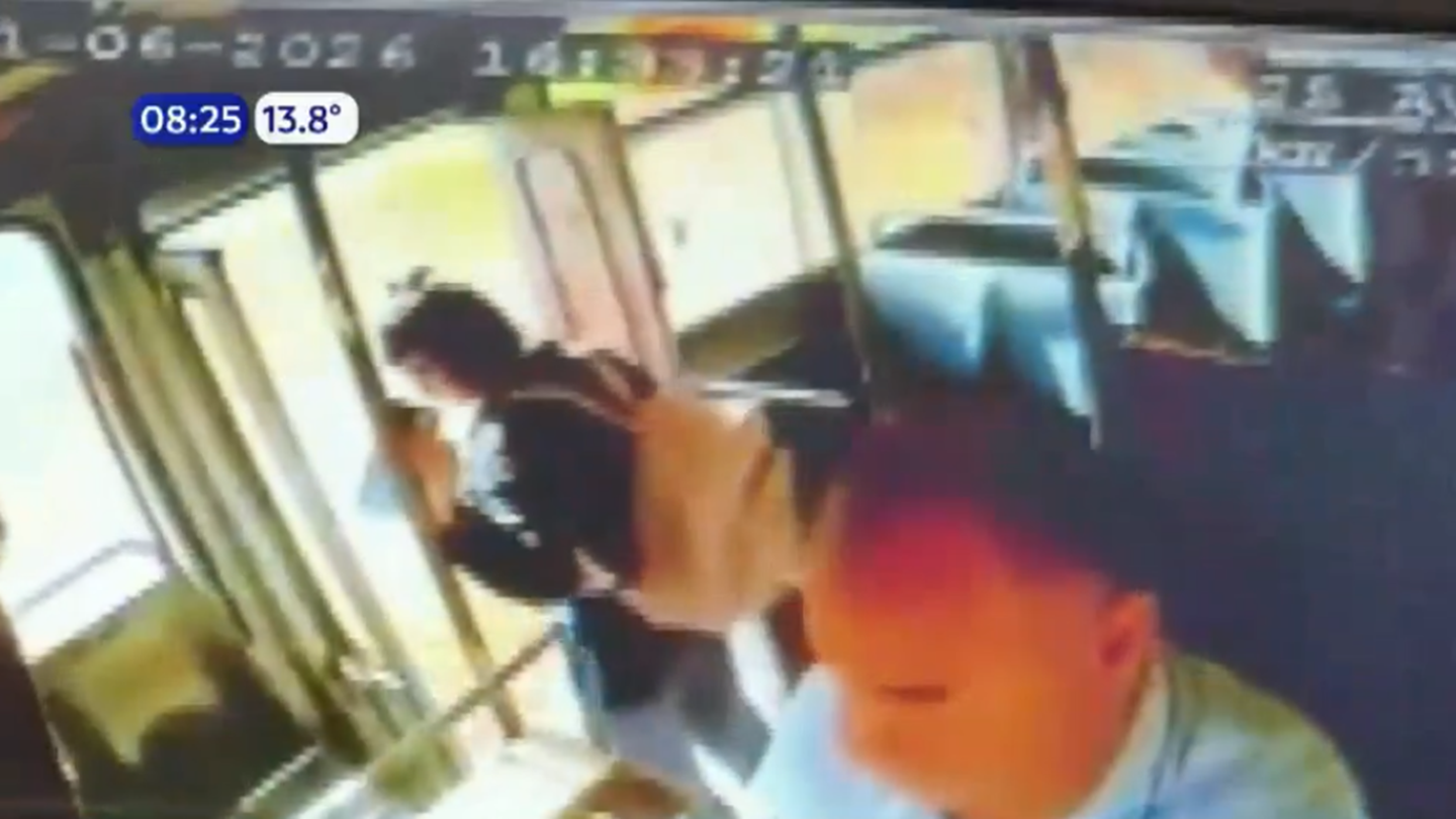 Pasajera cae de bus en movimiento en J. Augusto Saldívar