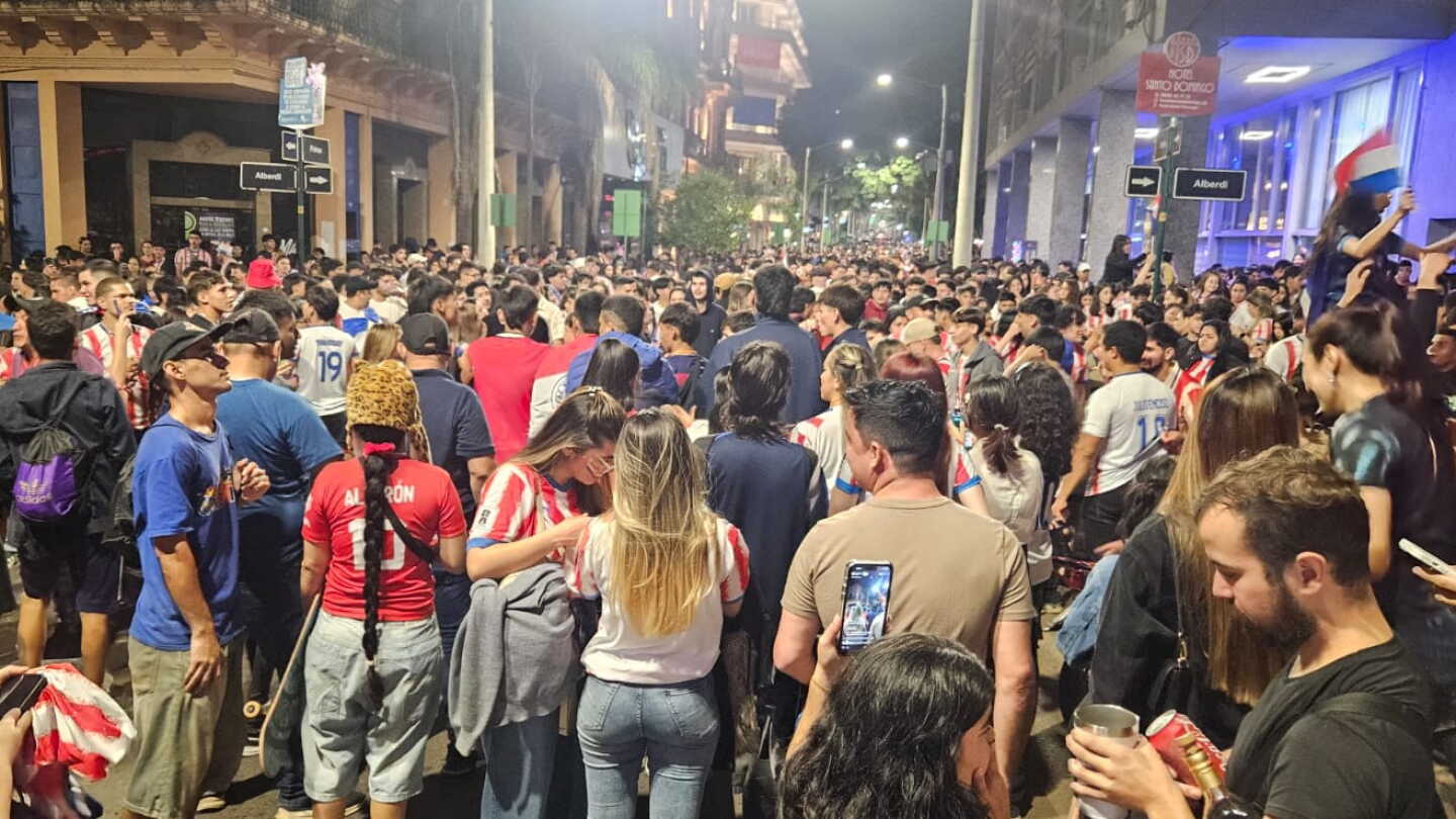 Albirrojos copan el microcentro de Asunción tras aplastante victoria de Paraguay
