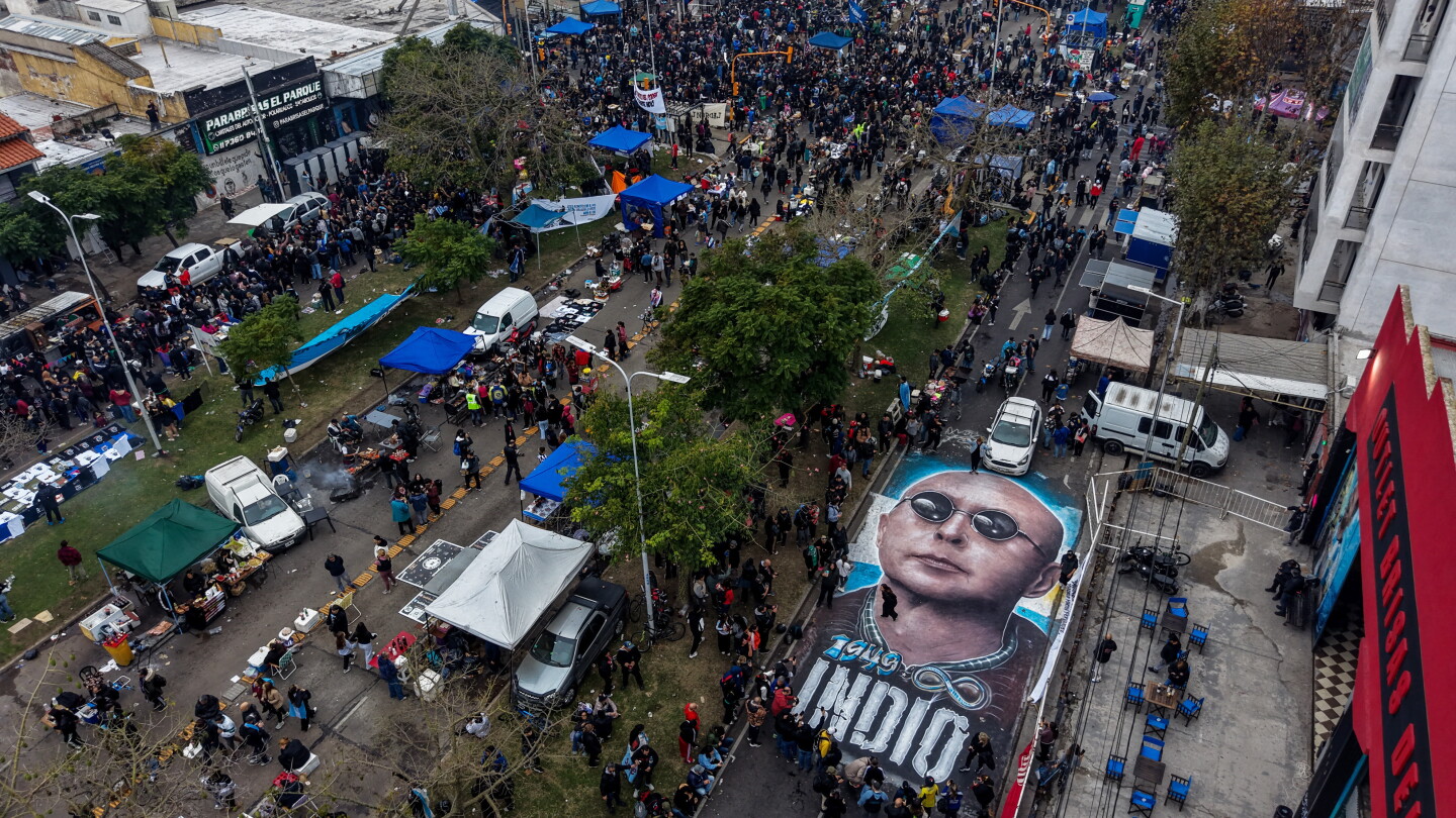 Una multitud da el último adiós al Indio Solari, icono del rock argentino