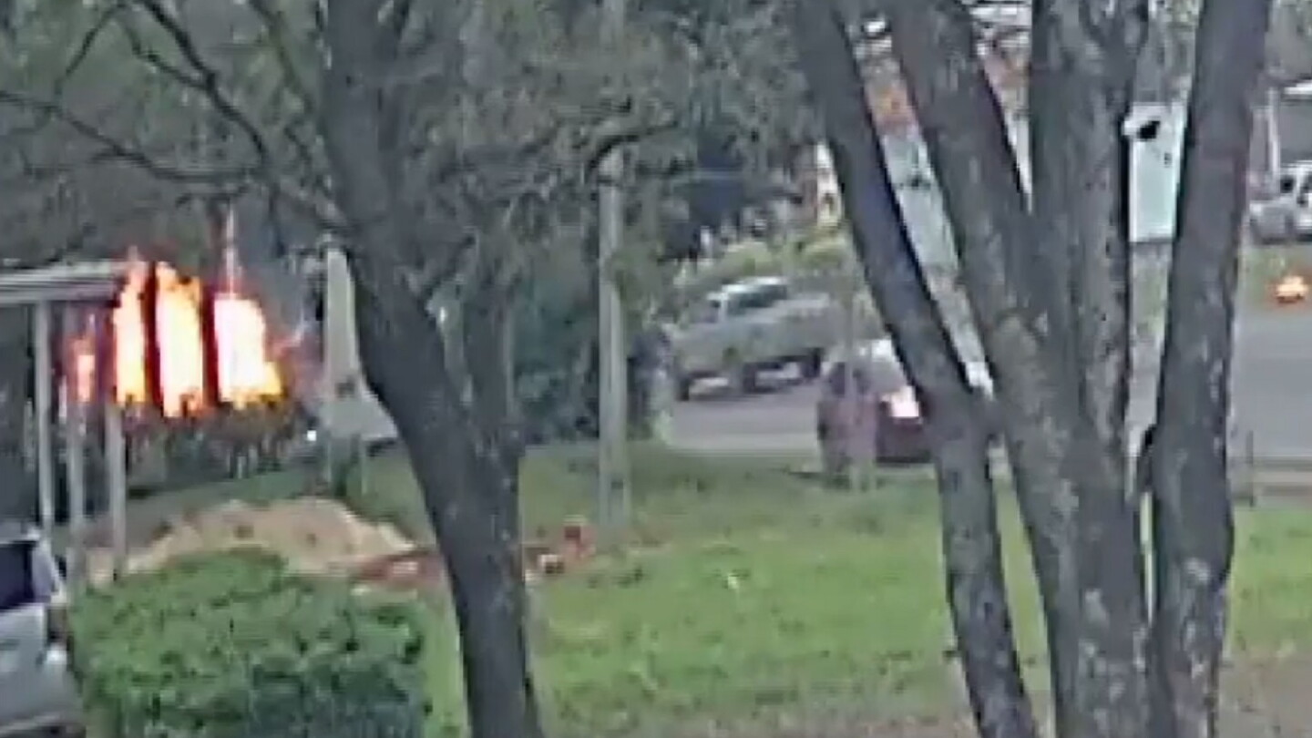 Video: Dos ocupantes de una motocicleta mueren tras chocar contra un colectivo