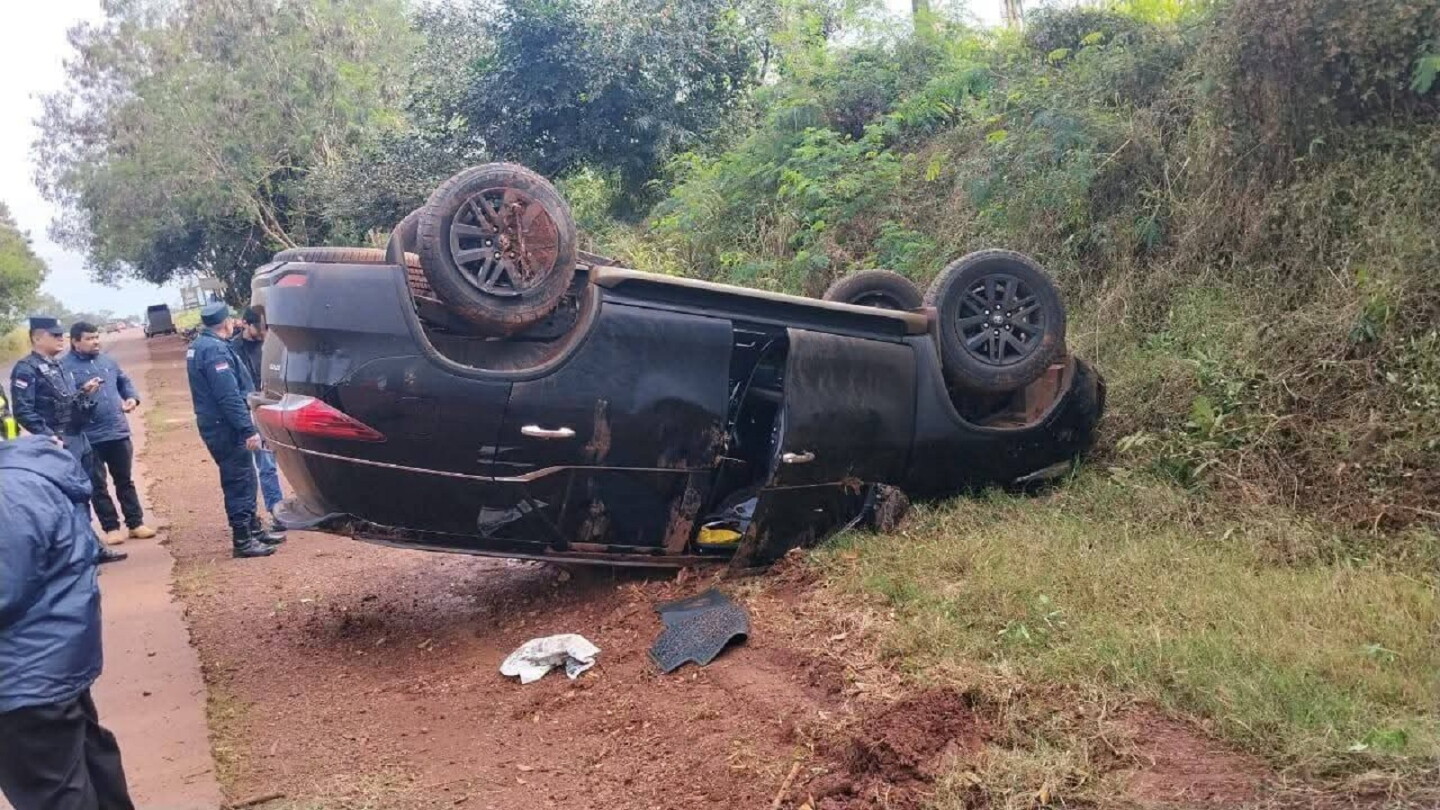 Choque entre camioneta y automóvil termina con vuelco y muerte de un caballo en Canindeyú