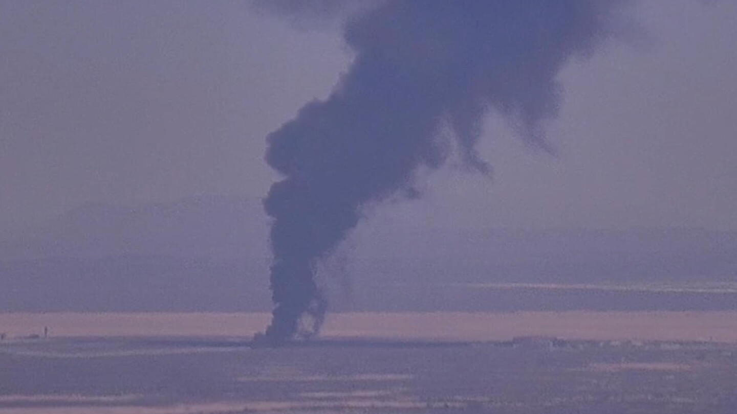 Ocho fallecidos deja accidente de bombardero de EEUU estrellado en California