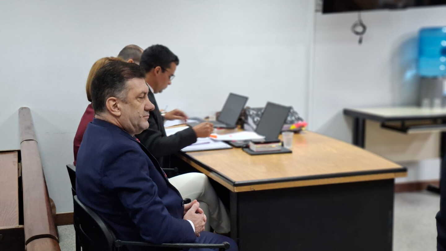 Testigos declaran en juicio oral al ex senador argentino y su secretaria