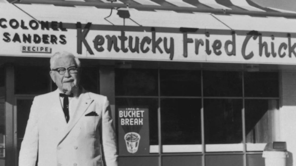 KFC reinventa su imperio: "Bucketverse", el rediseño global con JKR (transforma la cubeta en un universo de marca)