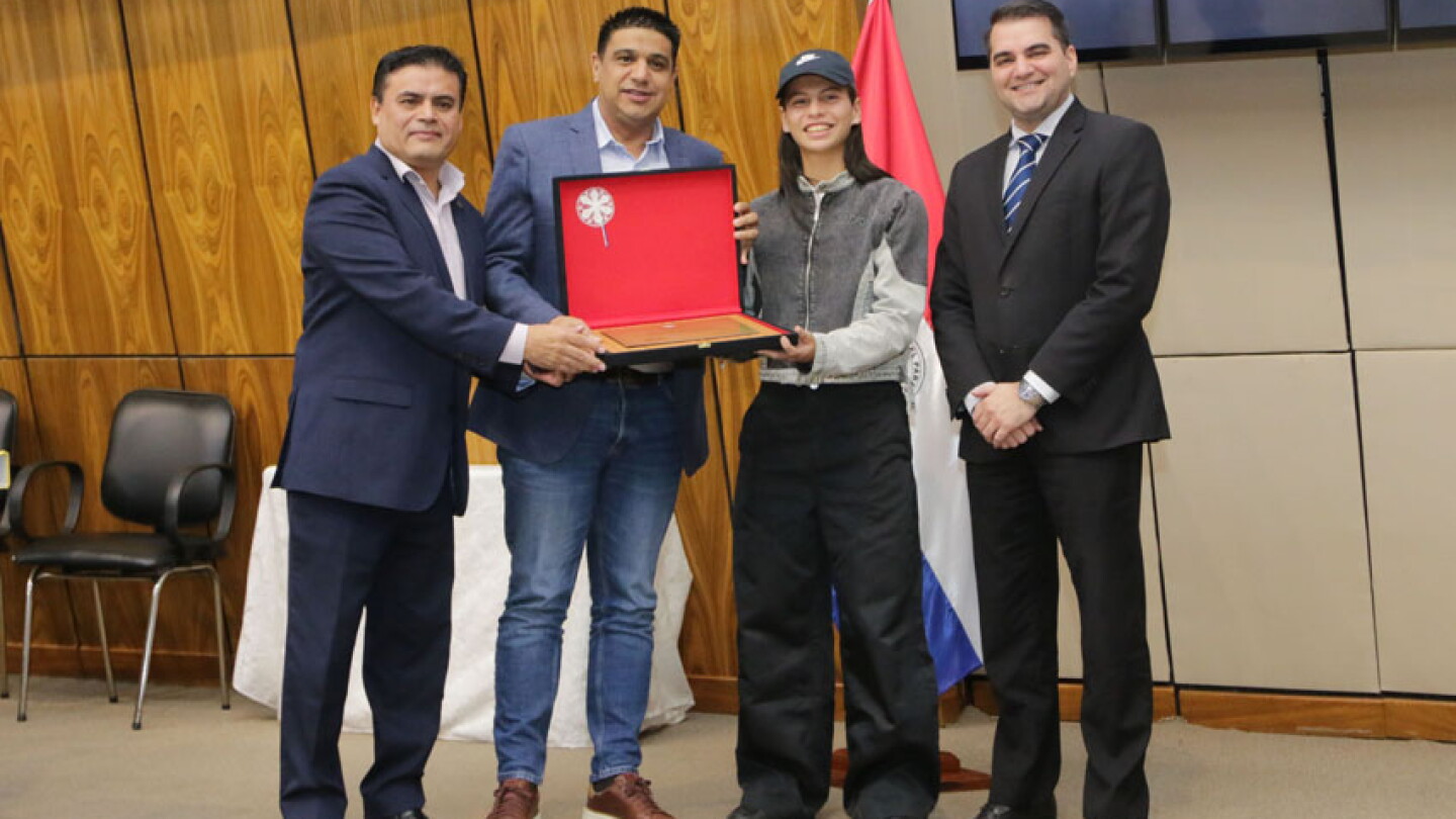 Diputados entregan reconocimiento a la futbolista Claudia Martínez