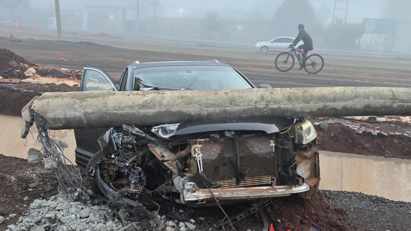Accidente de tránsito en Ciudad del Este: camioneta impacta columna de alumbrado público