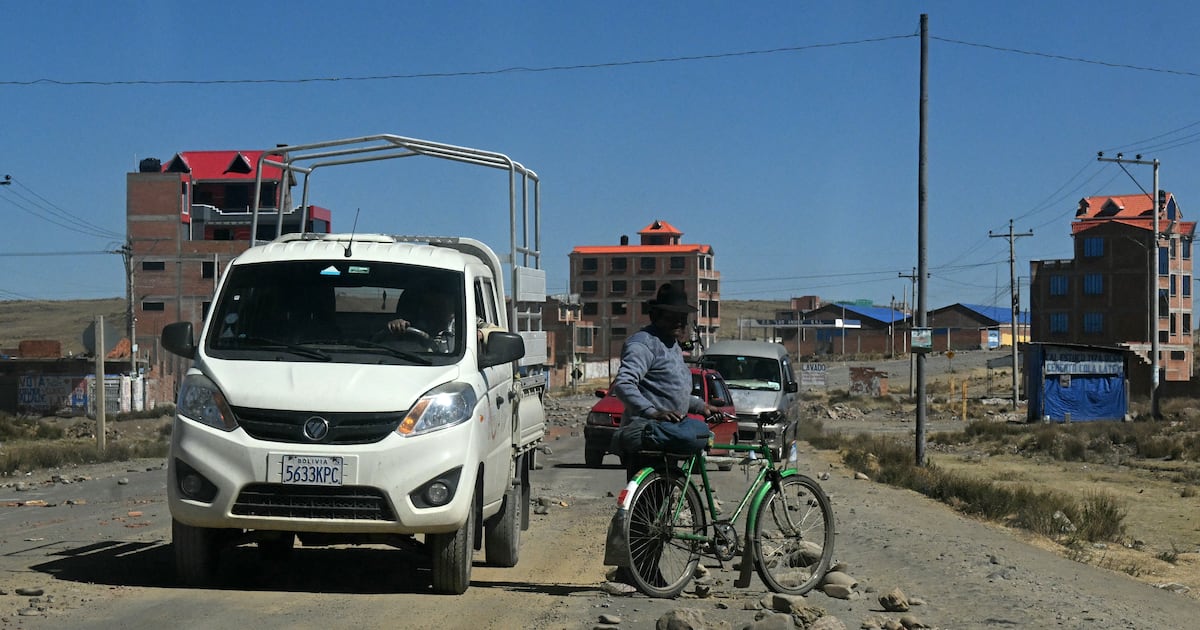Bolivia: mejora abastecimiento y persisten solo nueve cortes de rutas