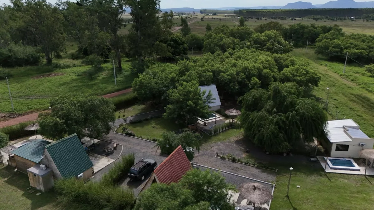 A una hora y media de Asunción, Abuelo Ti ofrece cabañas alpinas con piscina, fogón y naturaleza en Paraguarí
