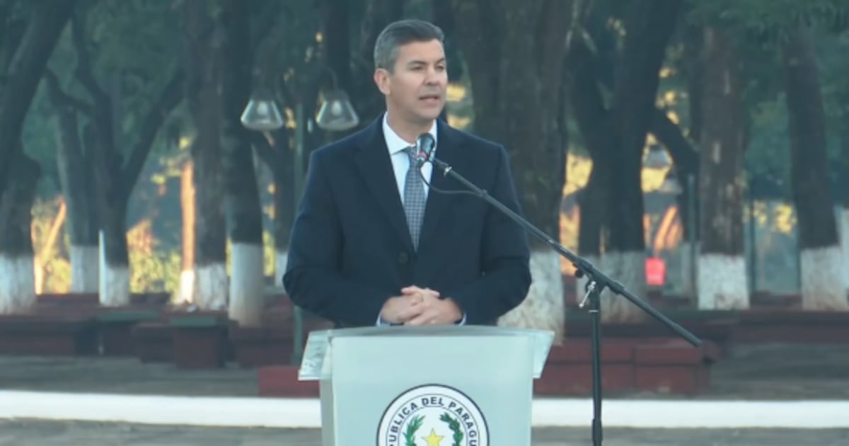 Presidente entrega el bastón de mando al comandante de la Policía César Silguero