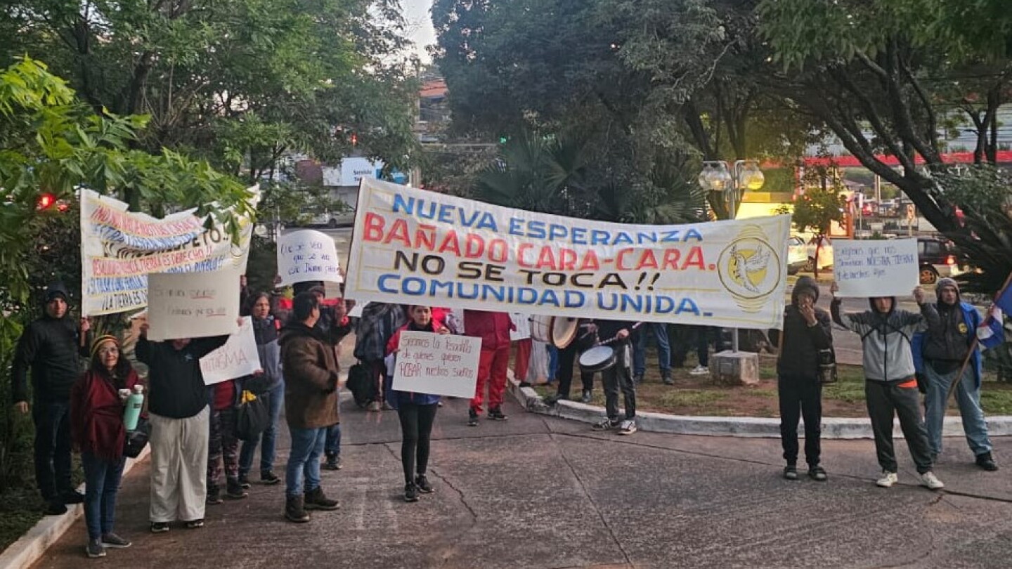 Protestan frente a Municipalidad de Asunción por supuesta venta irregular de 4 hectáreas del Bañado Cará Cará