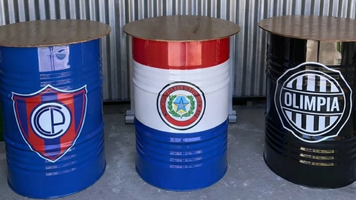 Empezaron con un soldador y un tambor reciclado: hoy transforman barriles en muebles para hogares y negocios