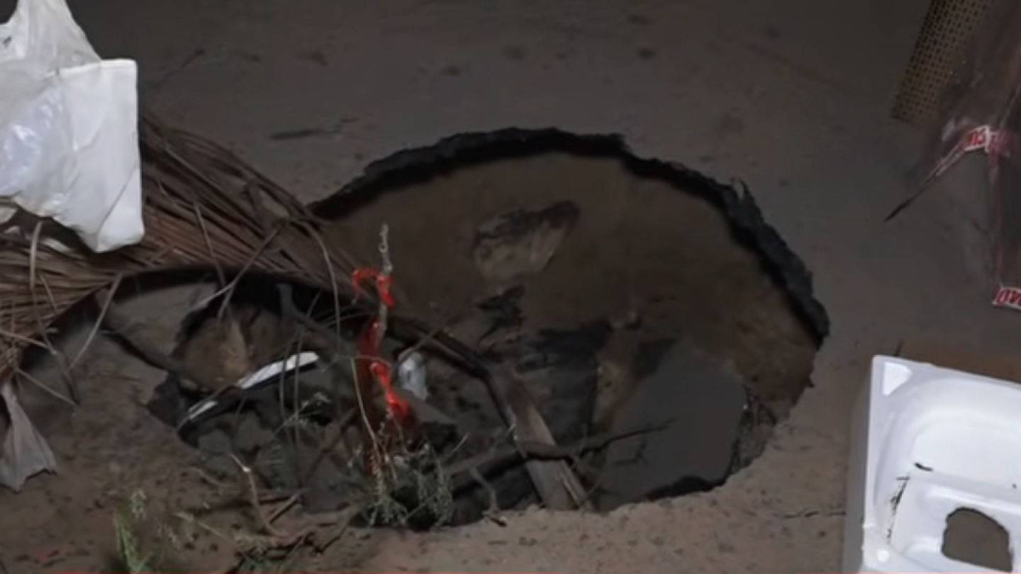 Video: Profundo hueco en desagüe de la Essap pone en peligro a conductores