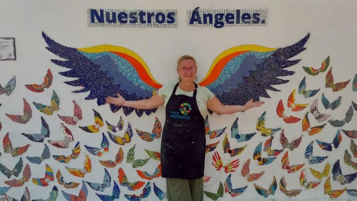 Convirtió el mosaico en un negocio: hoy enseña el oficio, realiza murales y crea piezas a medida