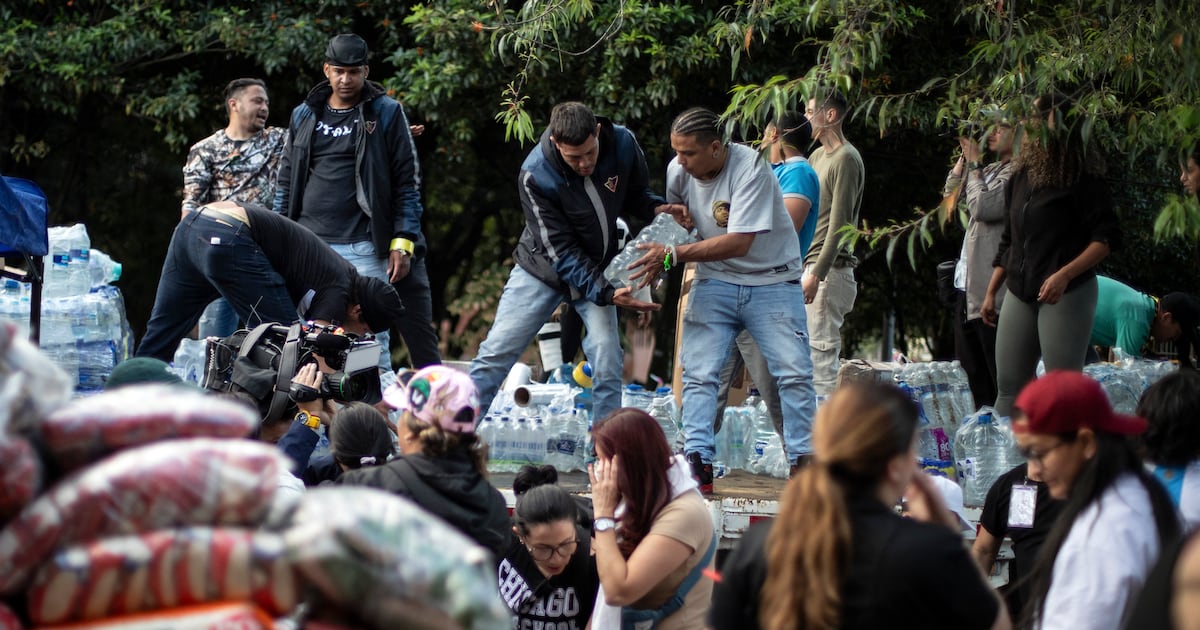 Venezuela: los sobrevivientes del terremoto se aferran a la solidaridad