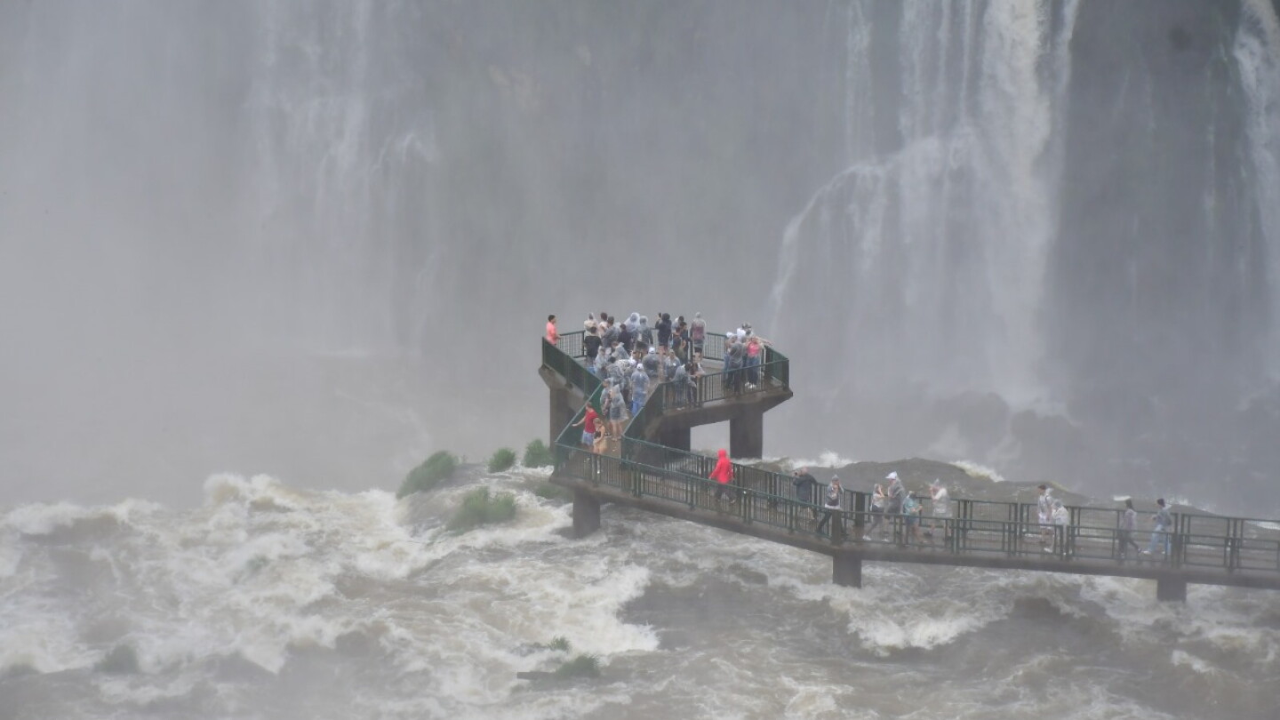 Cataratas de Yguazú casi cuadruplica caudal y ofrece impactante espectáculo