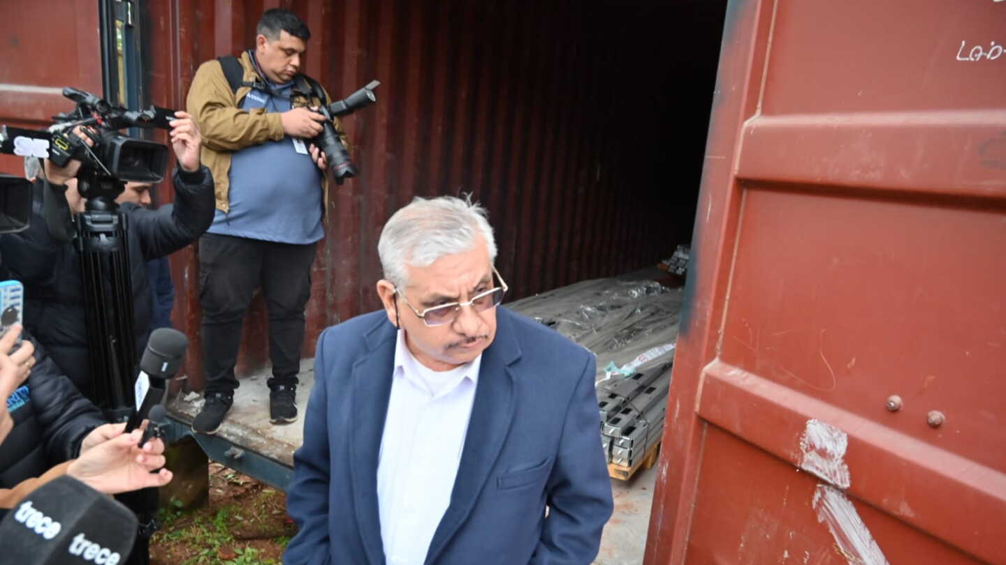 “Es una broma para Videomatch”, dice Fretes tras abrir un contenedor y no encontrar nada