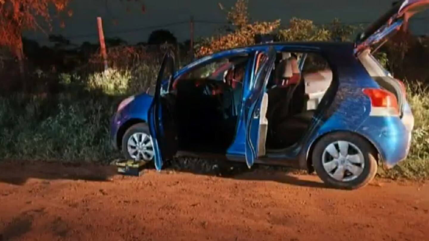 Video: Delincuentes abandonan un vehículo robado tras quedarse sin combustible en J. Augusto Saldìvar