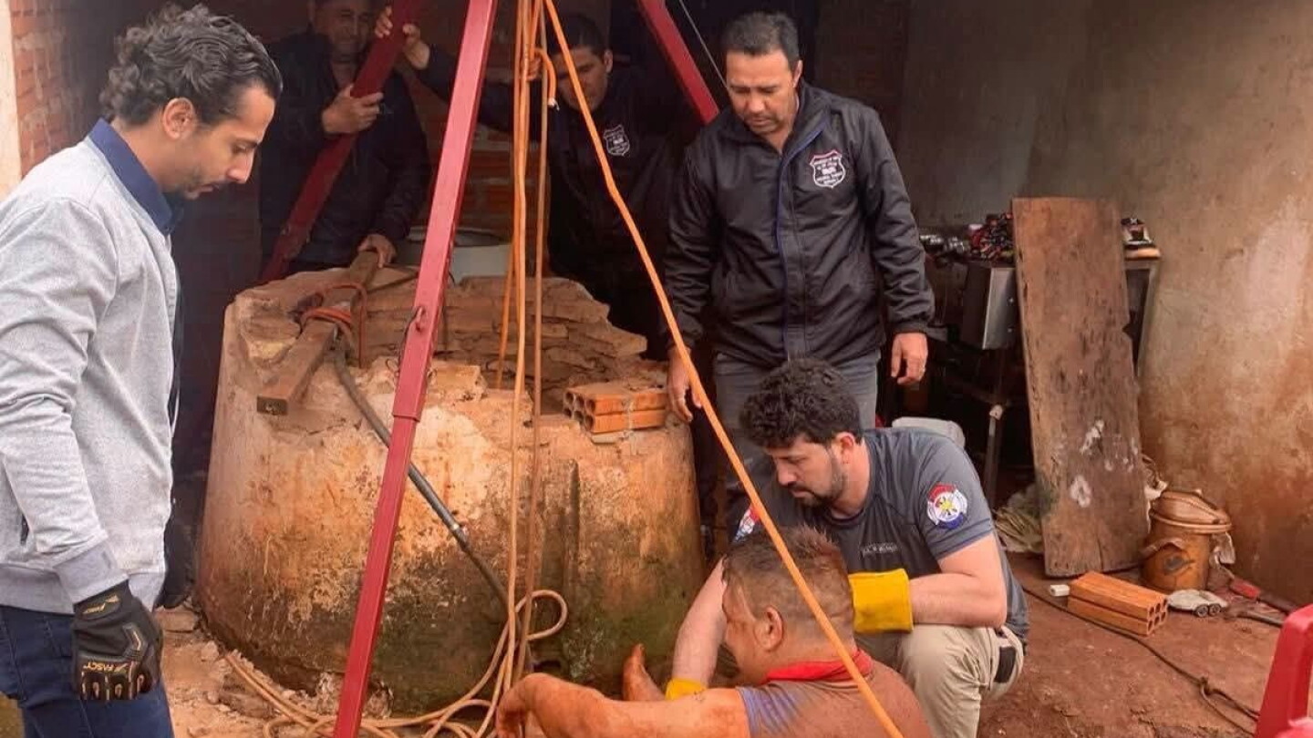 Dramático rescate de un hombre atrapado en un pozo tras intentar sacar a una gallina muerta