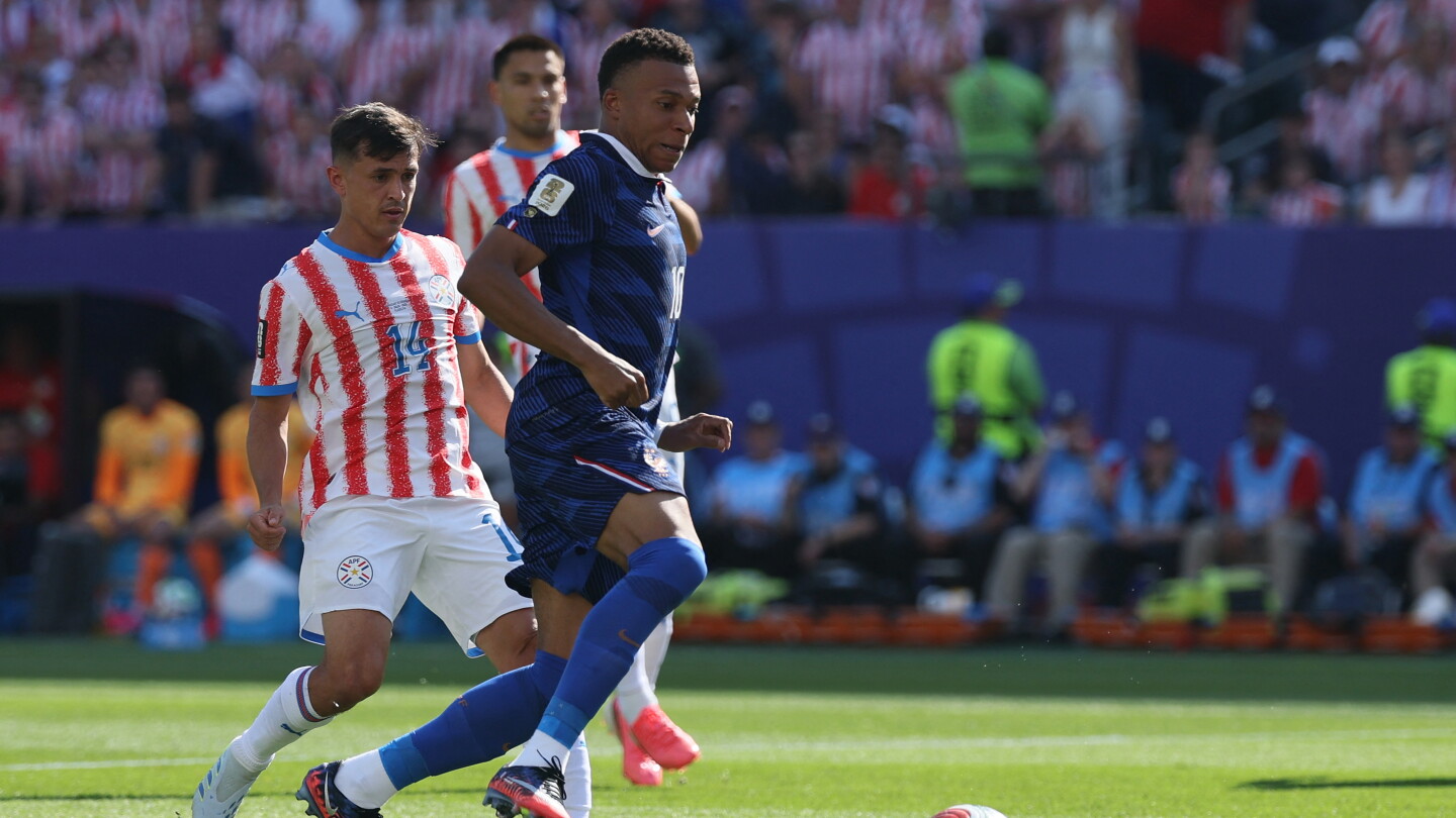 Francia se adelanta con un penal de Mbappé