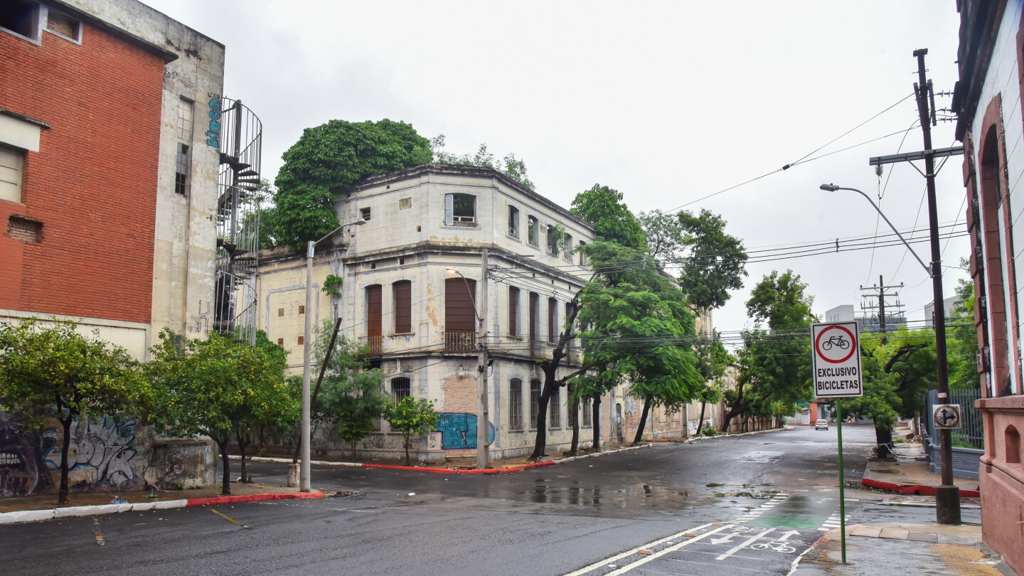 Domingo con ambiente frío a fresco, luego cálido y posibles lluvias
