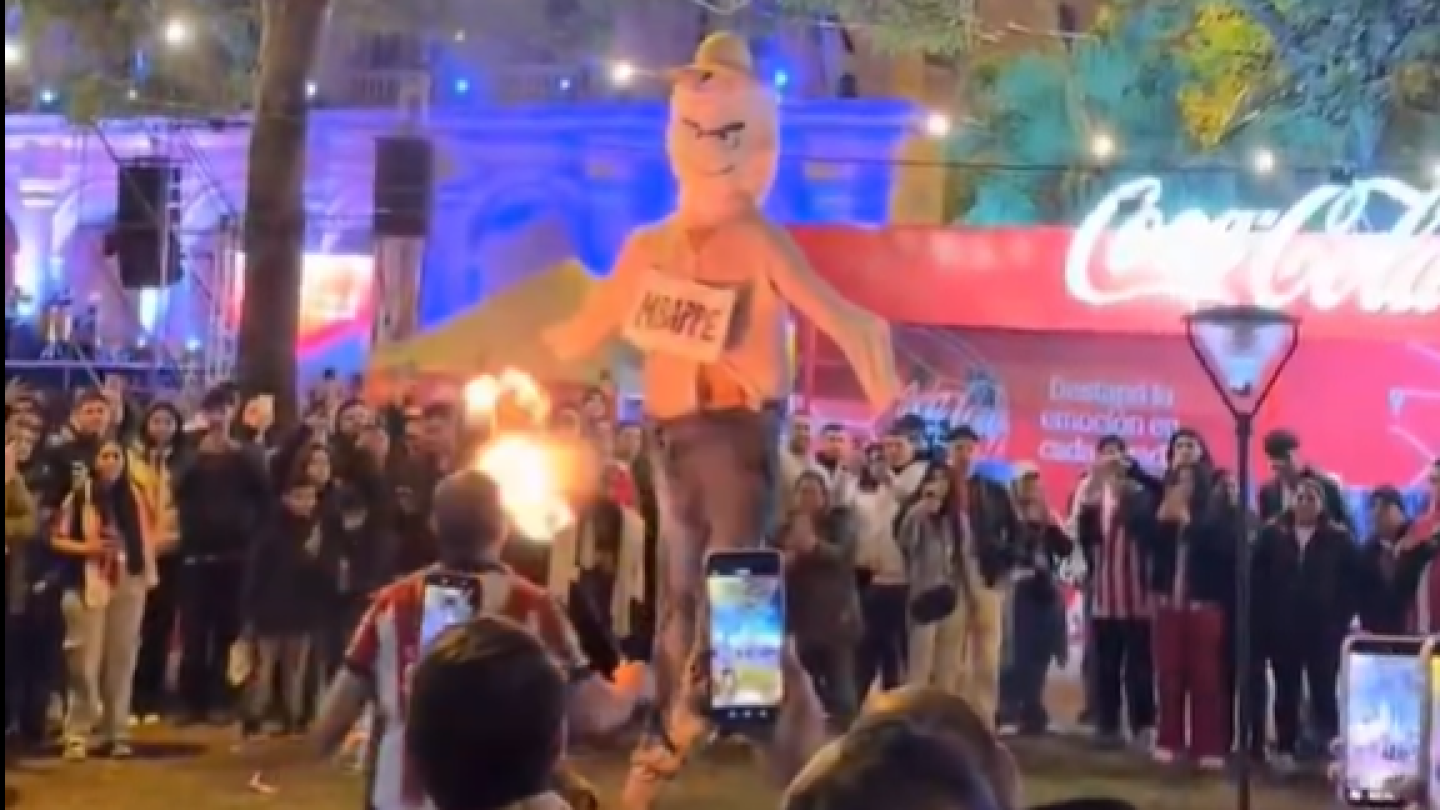 Mbappé protagoniza una versión del Judas Kái en las festividades de San Juan en Asunción