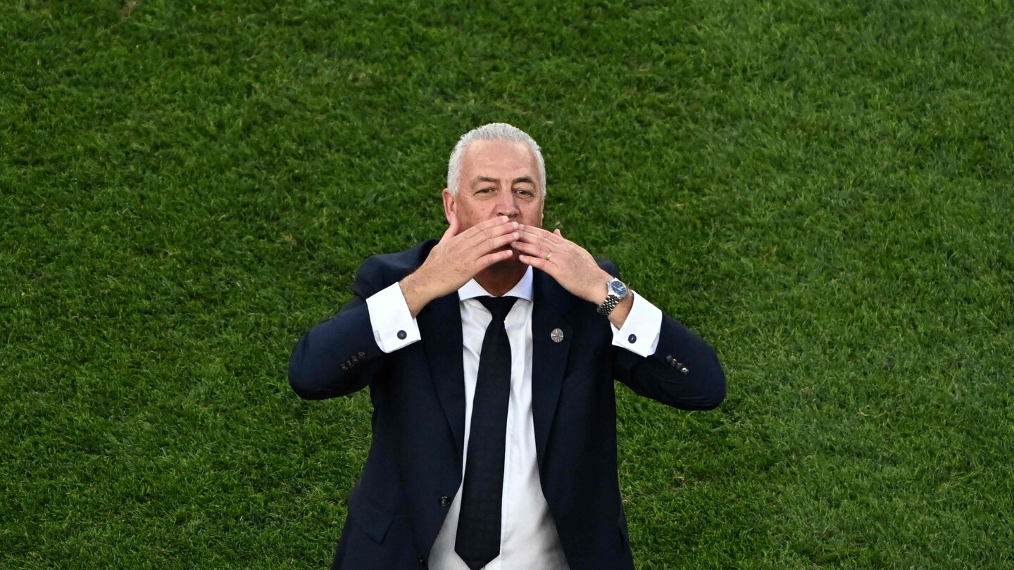 Gustavo Alfaro seguirá al frente de la Albirroja