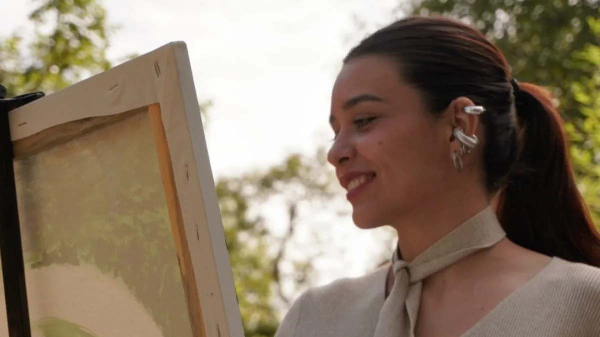 Comenzó vendiendo dibujos cuando era estudiante y hoy inmortaliza bodas con pinturas en vivo