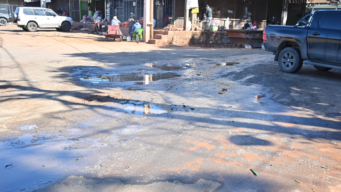 Mercado de Abasto recaudó G. 4.557 millones, pero las calles están sucias y rotas