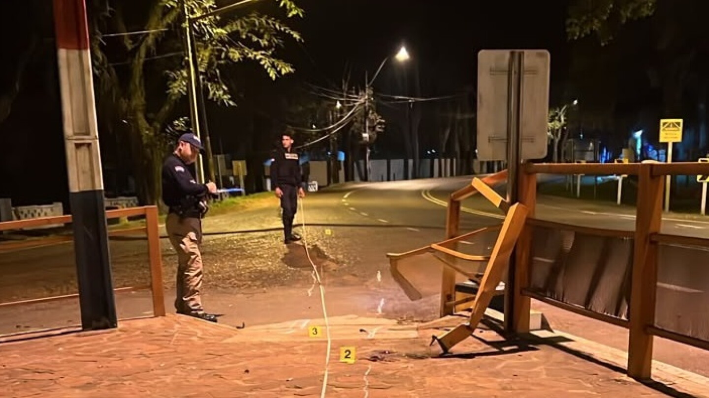 Funcionario municipal muere tras chocar contra valla de seguridad de una plaza en Misiones