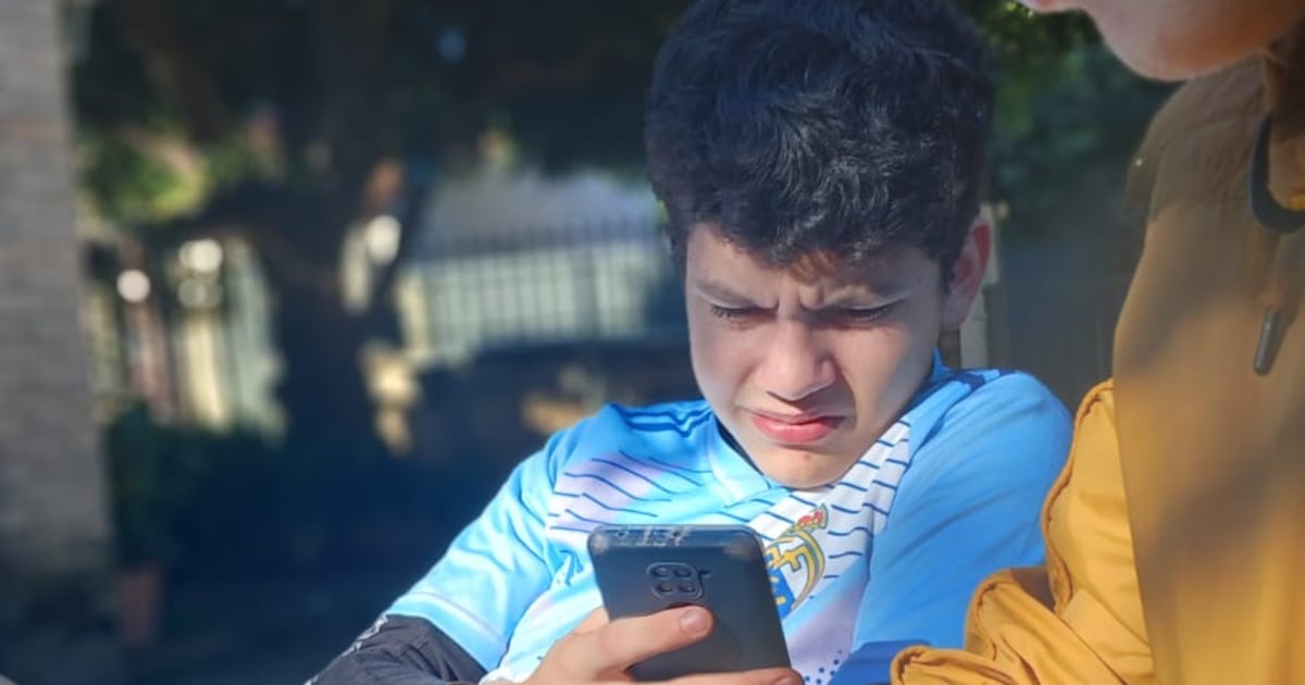 Hijos “puntillistas”: cómo el scroll infinito fragmenta la mente y la identidad de los adolescentes