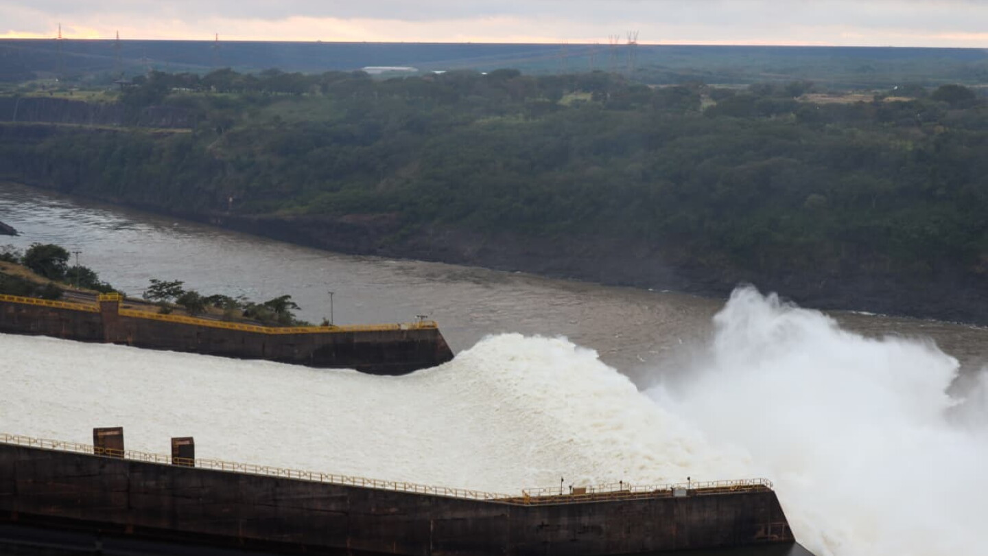 Itaipú reabre compuertas del vertedero para regular el nivel del río Paraná tras intensas lluvias