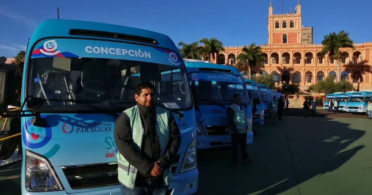 El Gobierno presenta 18 bibliobuses del programa “Semillas del Futuro” para cubrir el país