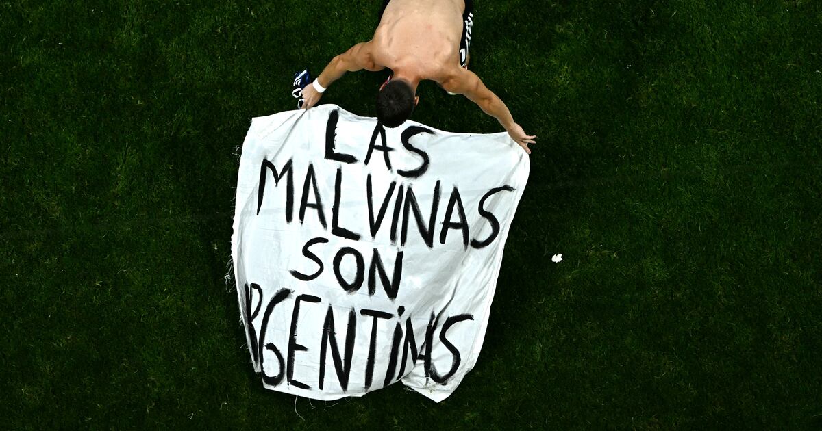 “Válido y lícito”, opina Milei sobre despliegue de pancarta por Malvinas