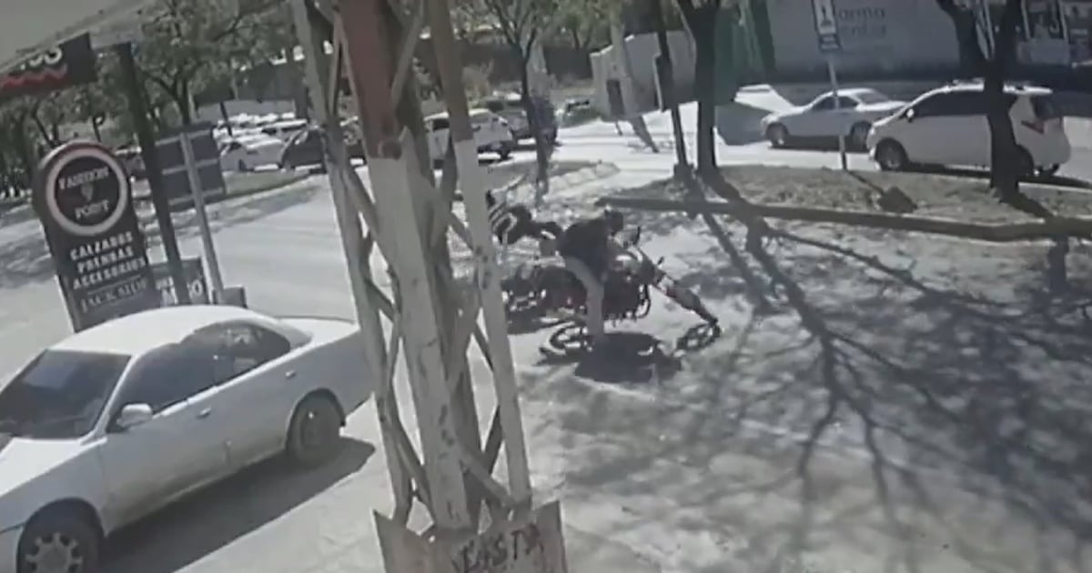 Motociclista se encuentra grave por choque con dos biciclos al realizar giro indebido