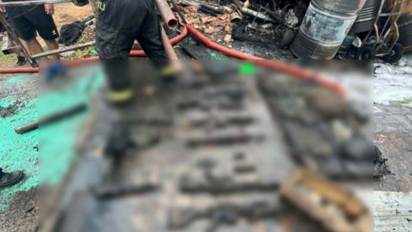 Hallan réplicas de armas tras el incendio de un depósito en Luque