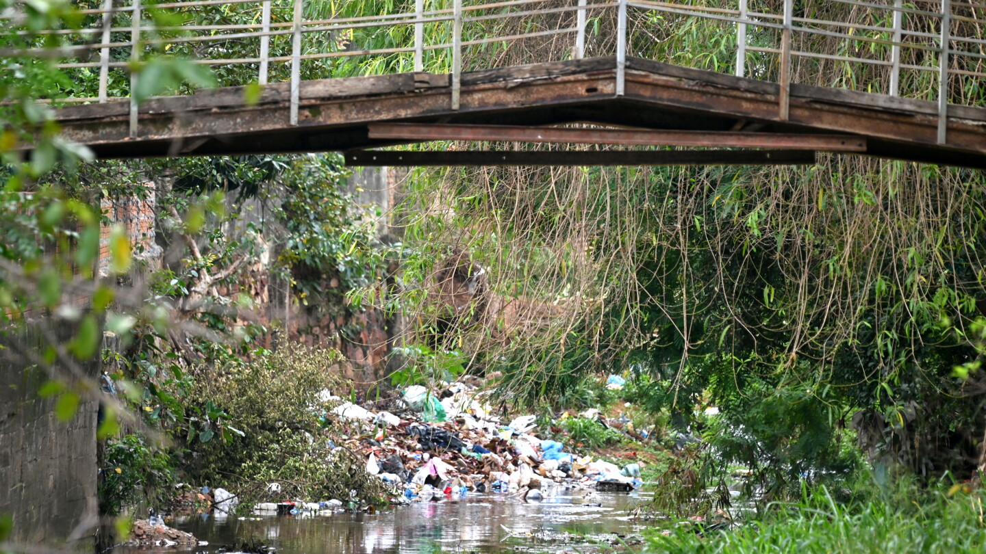 Ante la llegada de El Niño, limpian arroyos y extraen hasta colchones