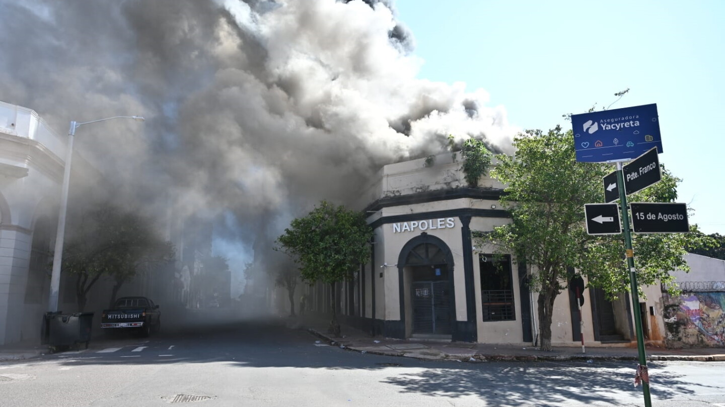 Incendio afecta a discoteca en el microcentro de Asunción