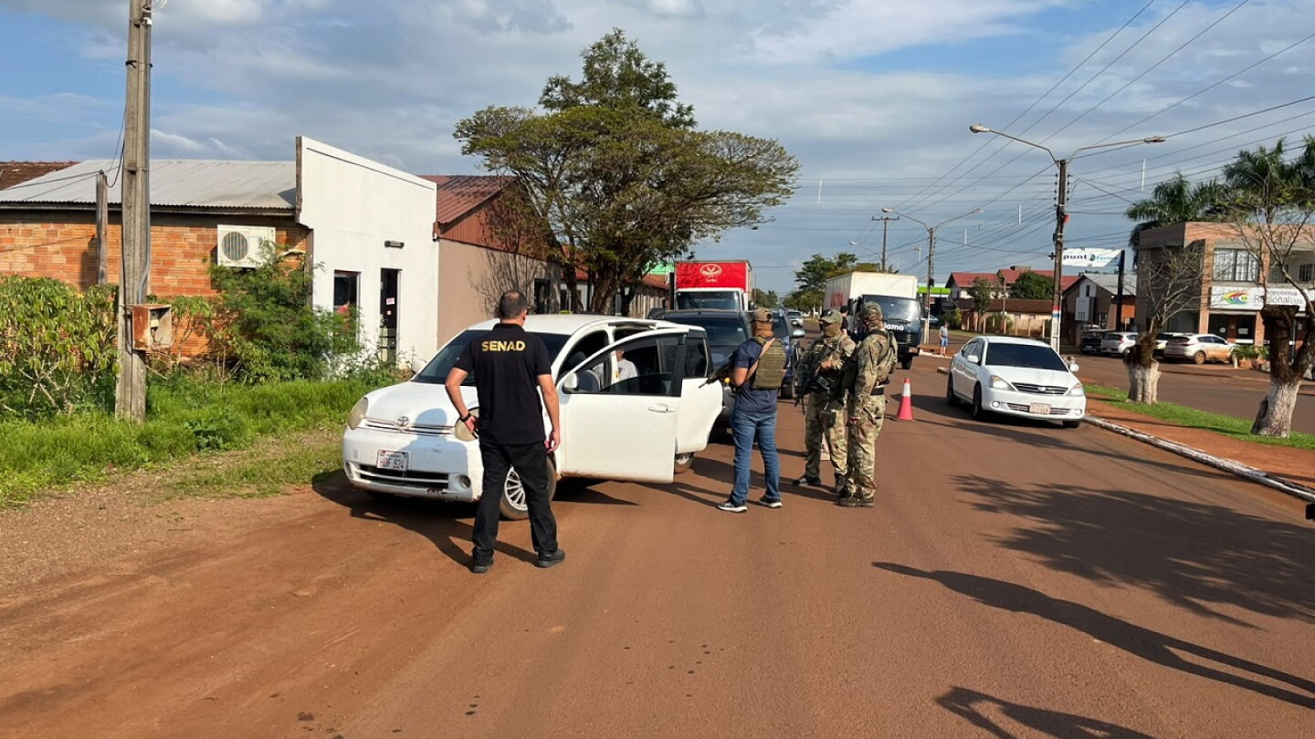 Policía cae con 20 fusiles en un vehículo con fondo falso en Santa Rita