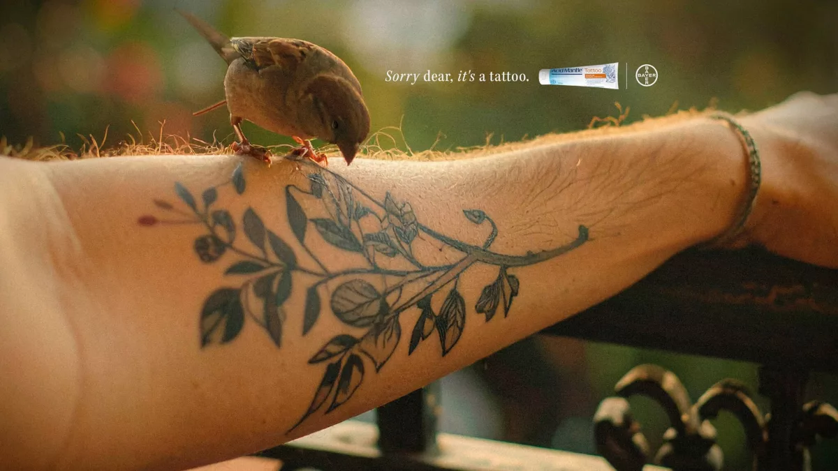 ¿El secreto? El producto casi no se ve, pero se vende: la campaña que conquistó las redes con tatuajes hiperrealistas