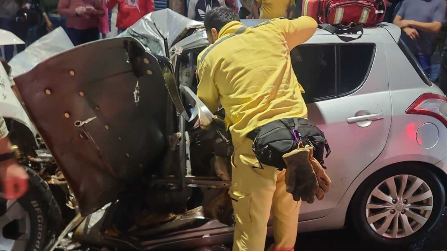 Hombre queda atrapado en su vehículo tras aparatoso accidente en Ciudad del Este