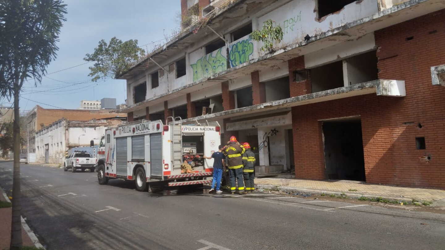 Bomberos controlan incendio en edificio abandonado del MEC