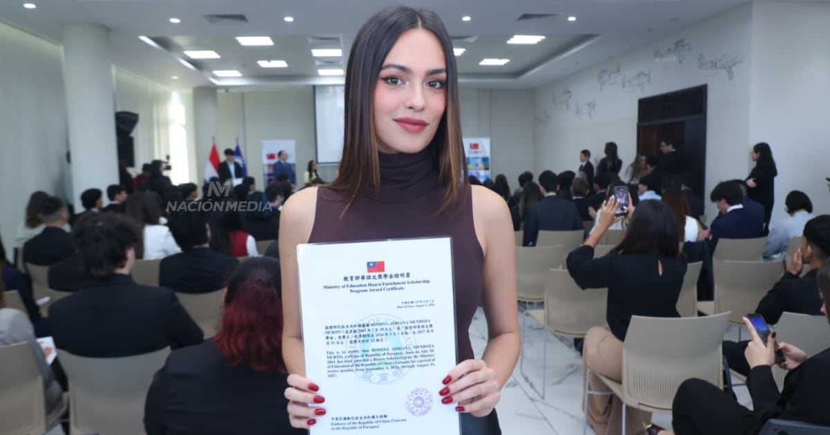 Romi Mendoza recibió su beca para estudiar chino mandarín en Taiwán