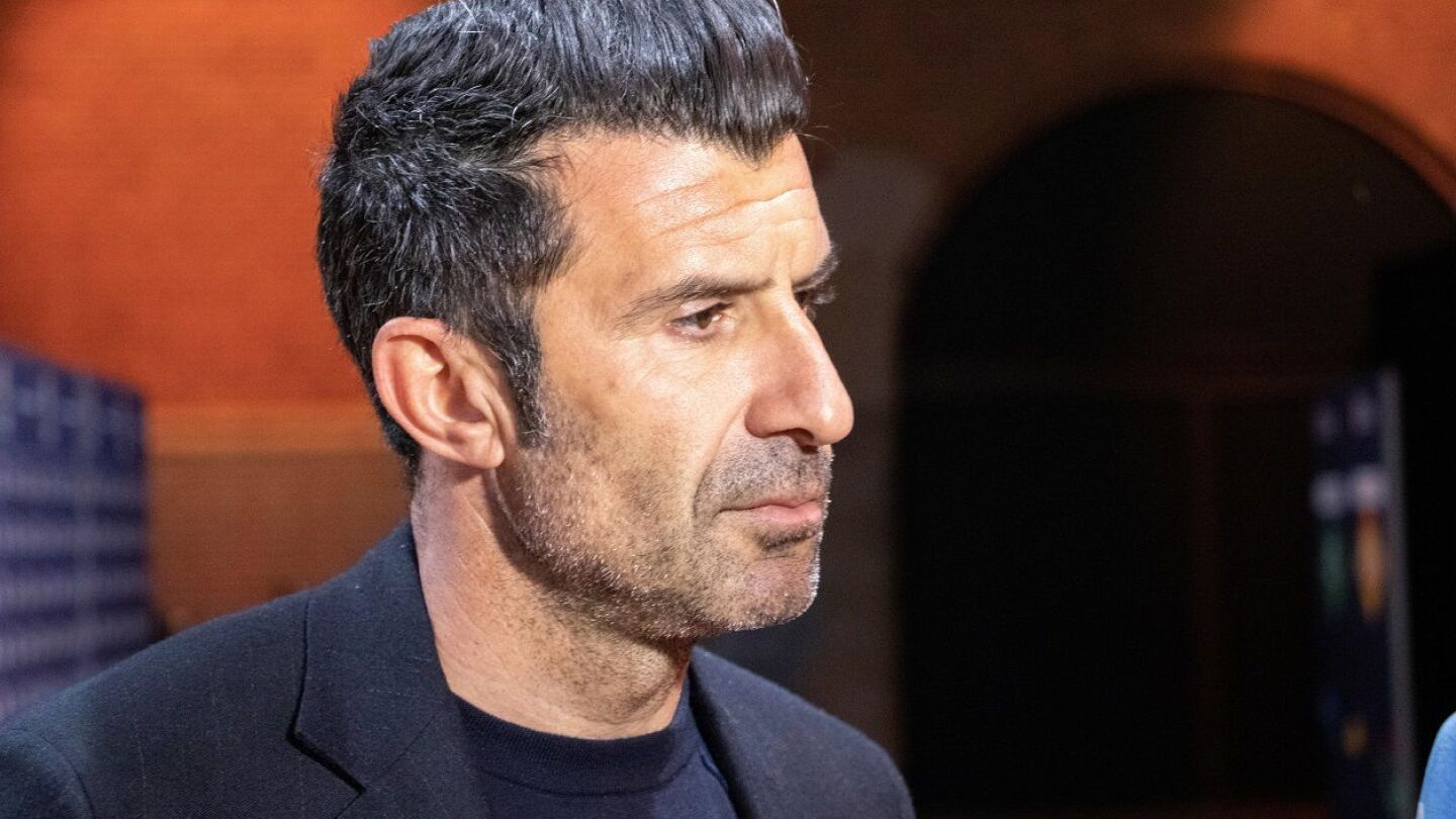 Figo pide la renuncia de Infantino